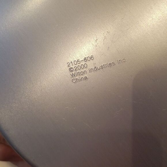 Set of 4 Wilton Heart Shaped Cake Pans With 18" Round Base Plate and Round Pan - Picture 12 of 17